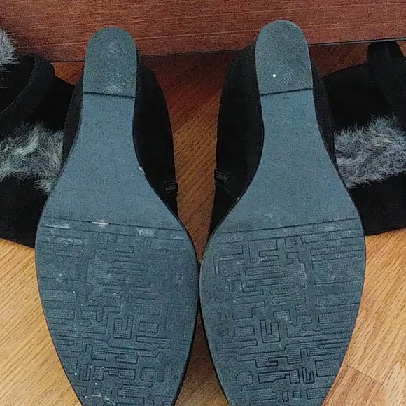 A pair of Coconuts blk boot w/ grey faux fur trim - Picture 6 of 11
